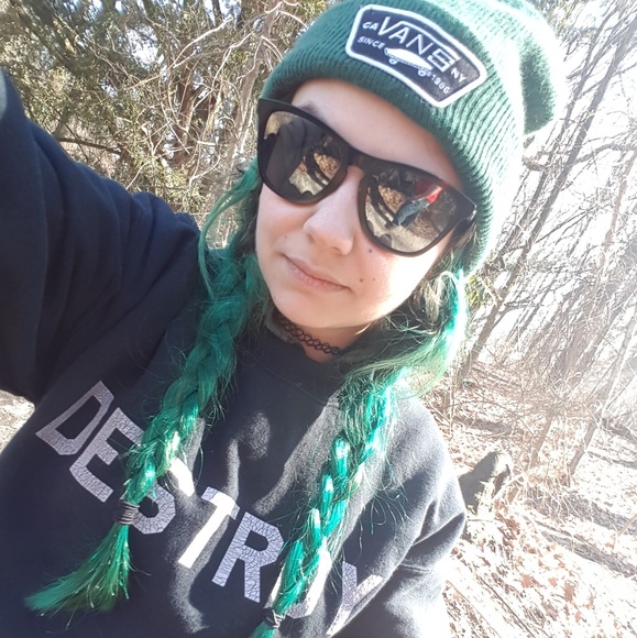 Meet your Posher, Danielle - Picture 2 of 2